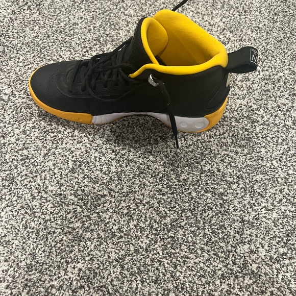 Yellow Jordan junpman 11’s. Price is negotiable - Picture 2 of 5